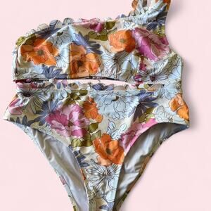Floral two piece swimsuit with cut out
